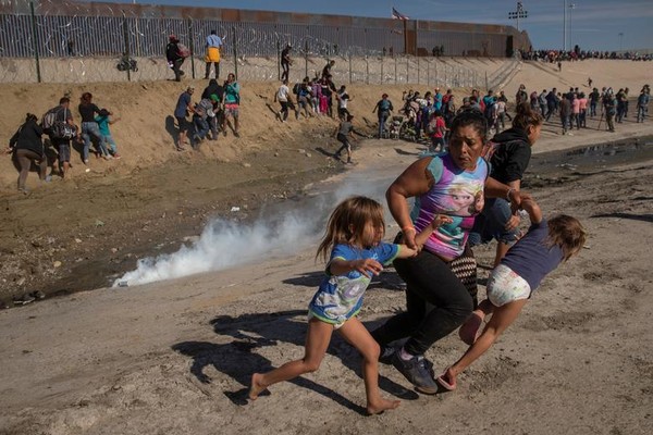  [ Honduran migrant flees tear gas with her children ]                                              https://reut.rs/34Wikl1