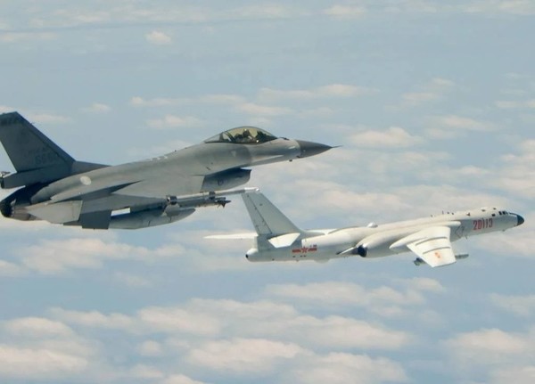 Fig 1. Republic of China Air Force F-16 figher aircraft (L) and Chinese People’s Liberation Army Air Force H-6K bombers​. https://bit.ly/3pWajHX